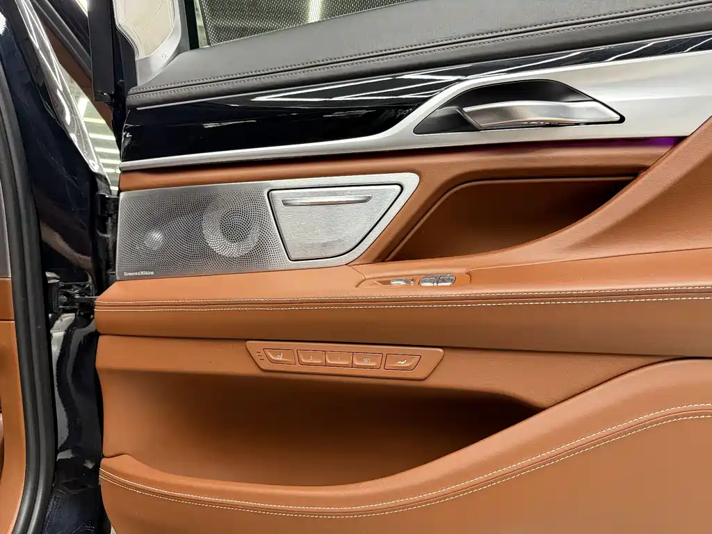 BMW 7 Series — миниатюра 12