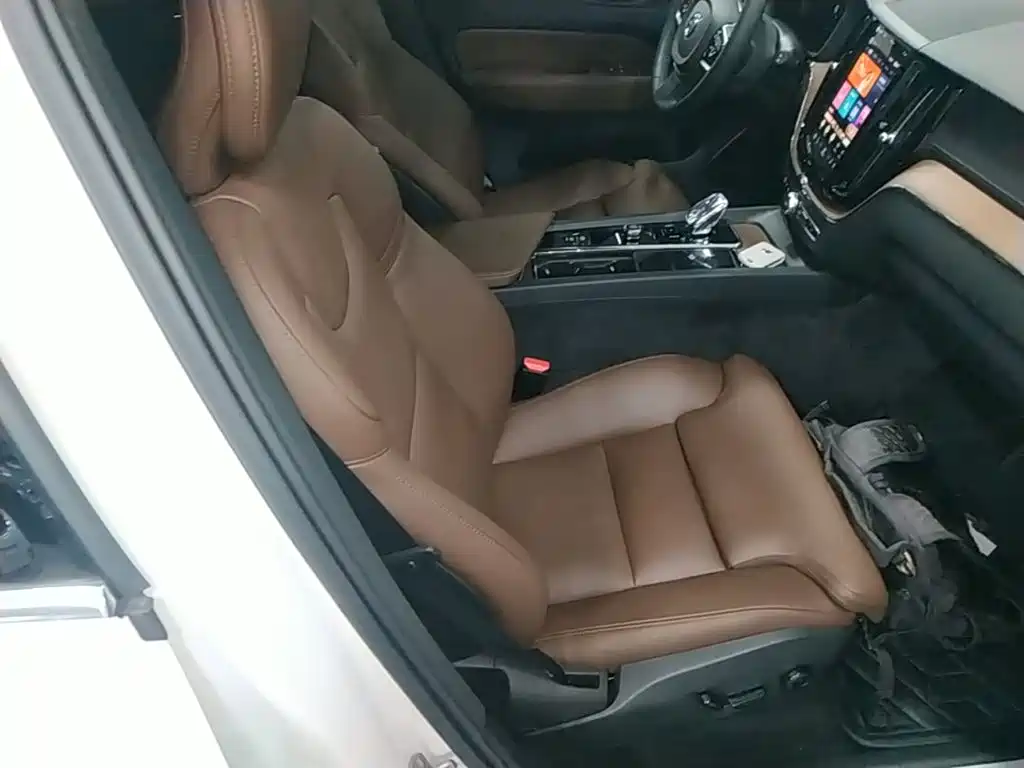 Volvo XC60 PHEV — миниатюра 25