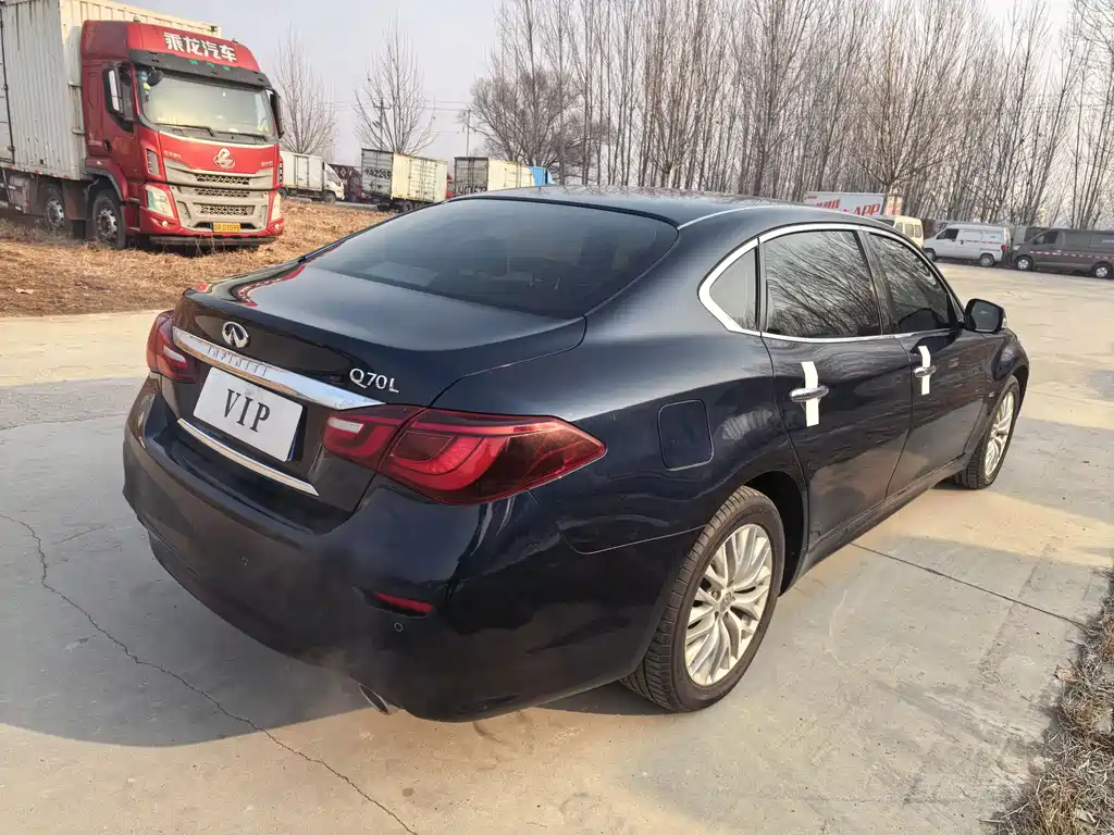INFINITI Q70