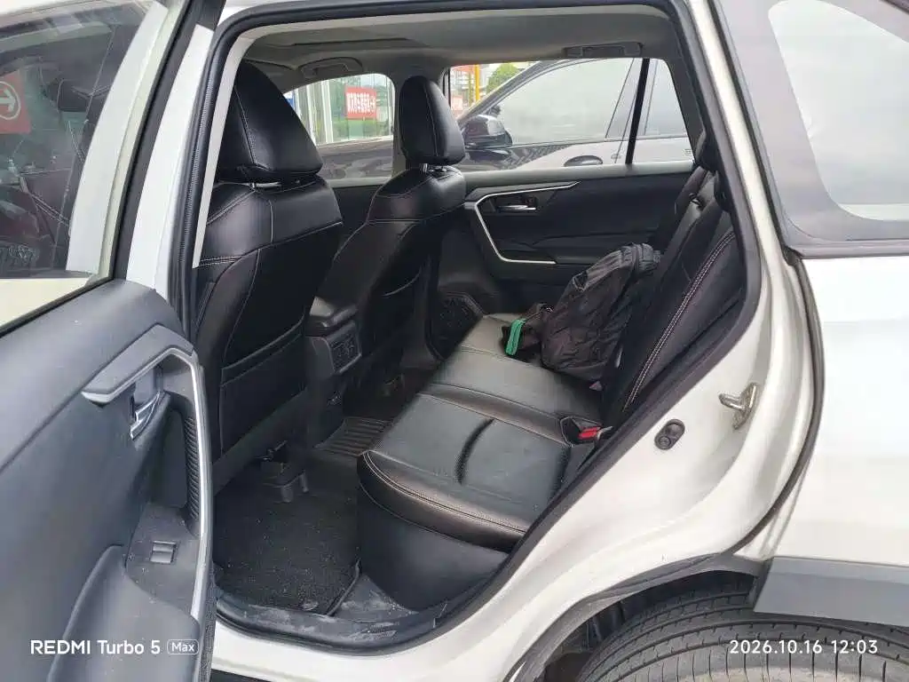 Toyota RAV4 — миниатюра 7