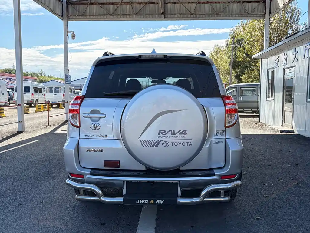 Toyota RAV4 — миниатюра 8