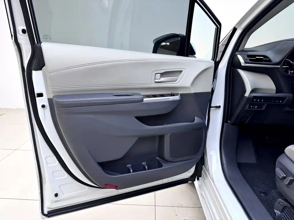 Toyota Sienna — миниатюра 8
