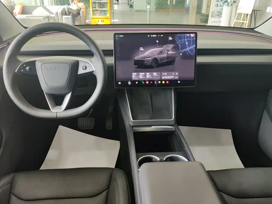 Tesla Model Y — миниатюра 12