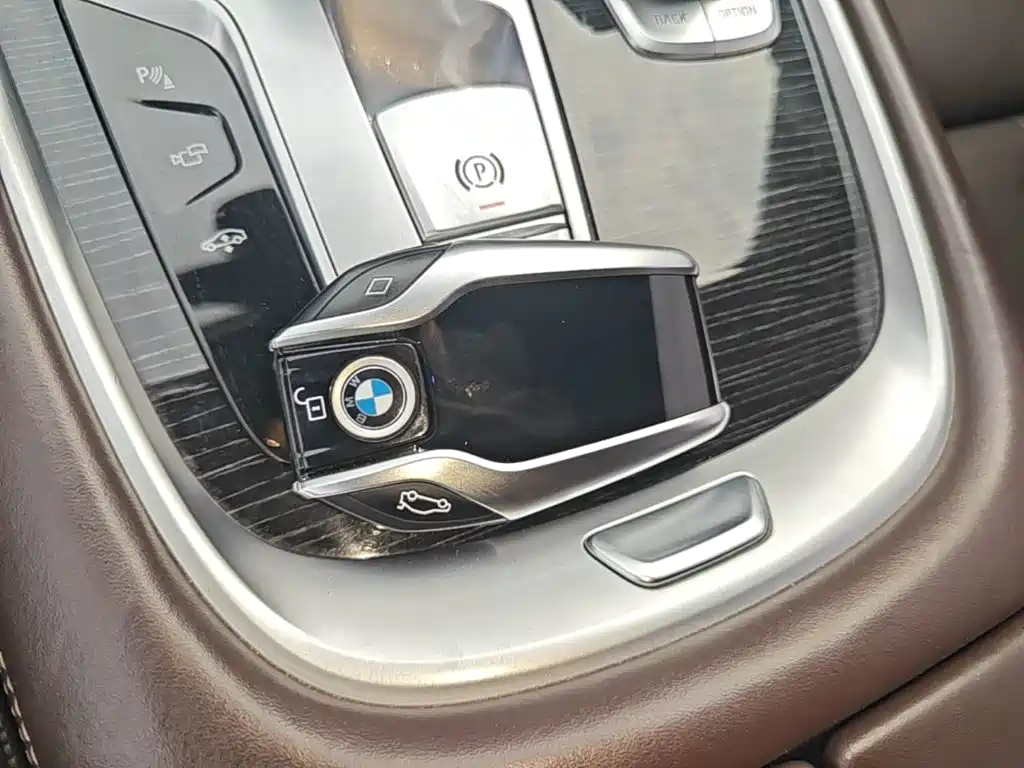 BMW 7 Series — миниатюра 9