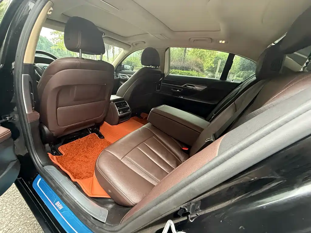 BMW 7 Series — миниатюра 8