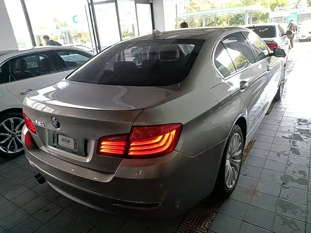 BMW 5 Series — миниатюра 7