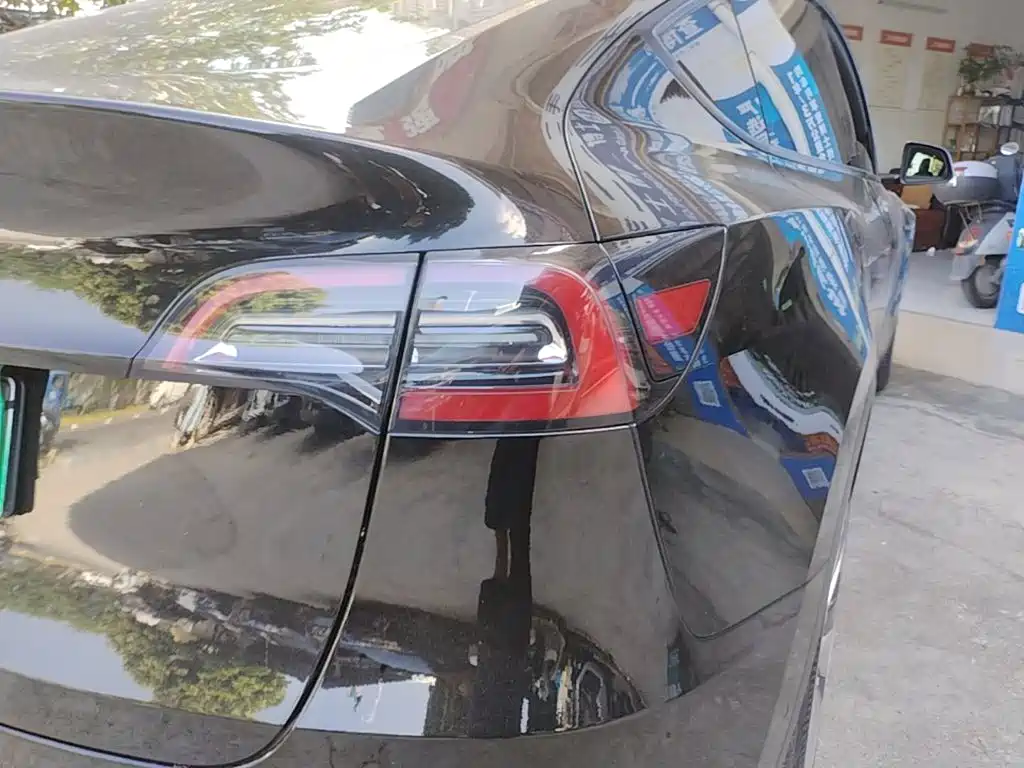 Tesla Model Y — миниатюра 8