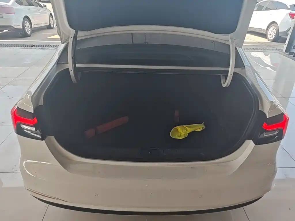 Roewe i6 MAX New Energy — миниатюра 15