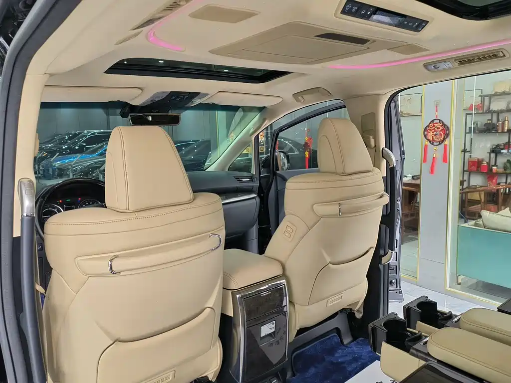 Toyota Alphard — миниатюра 4