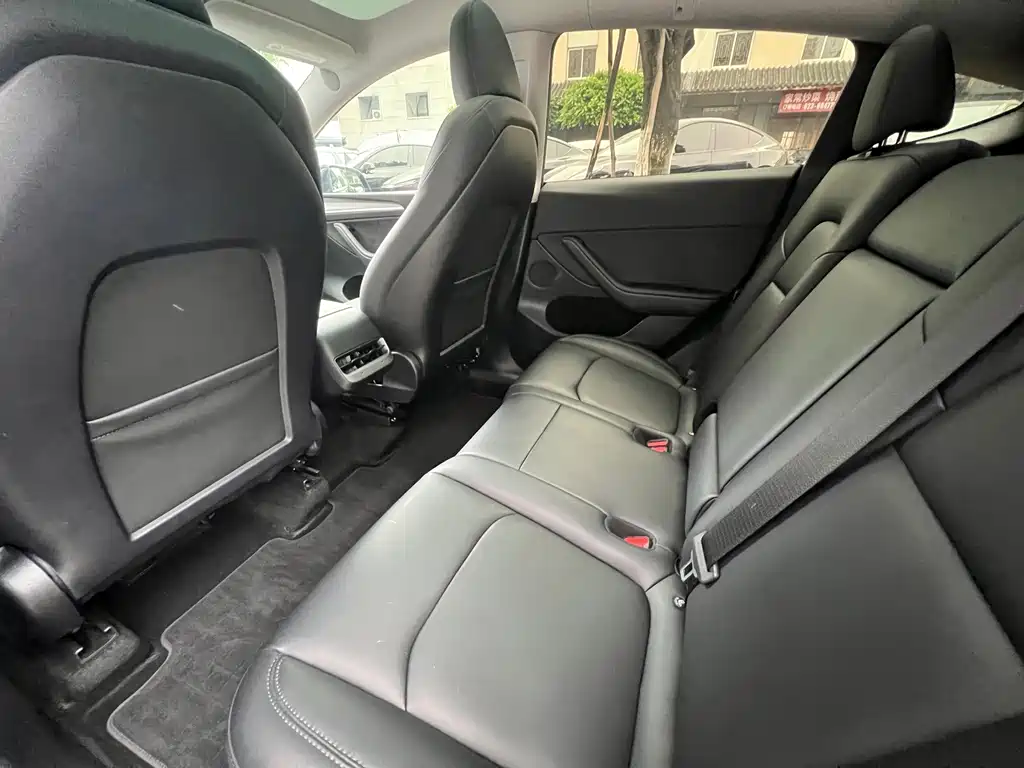 Tesla Model Y — миниатюра 8