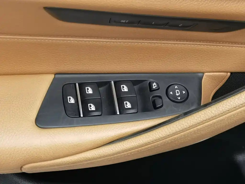 BMW 5 Series — миниатюра 9