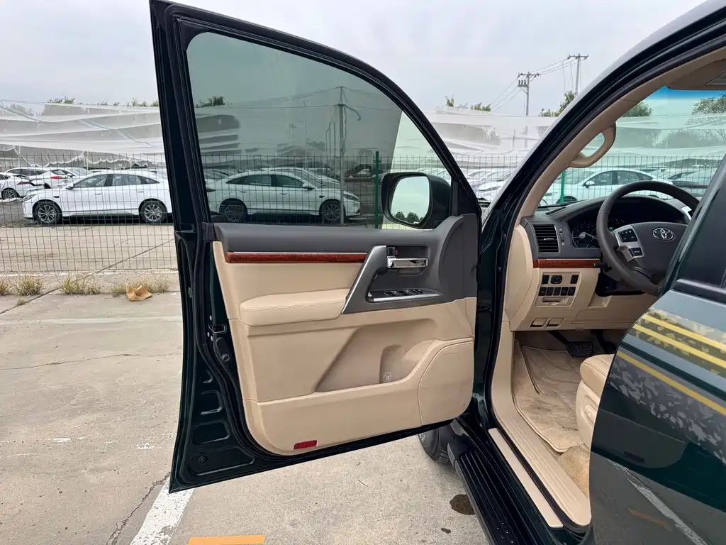 Toyota Land Cruiser 2012 4.0L AT VX
