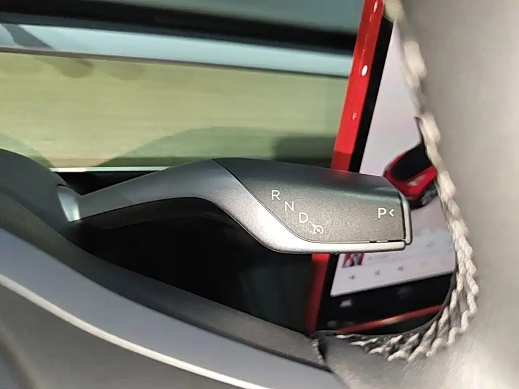 Tesla Model Y — миниатюра 14