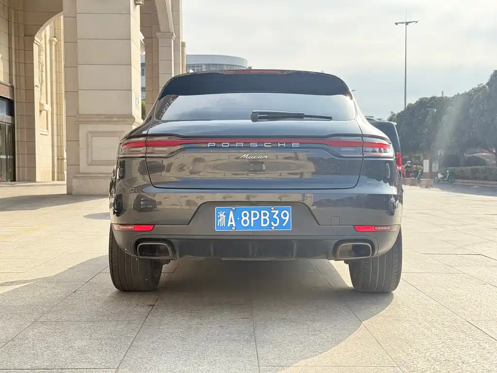 PORSCHE MACAN