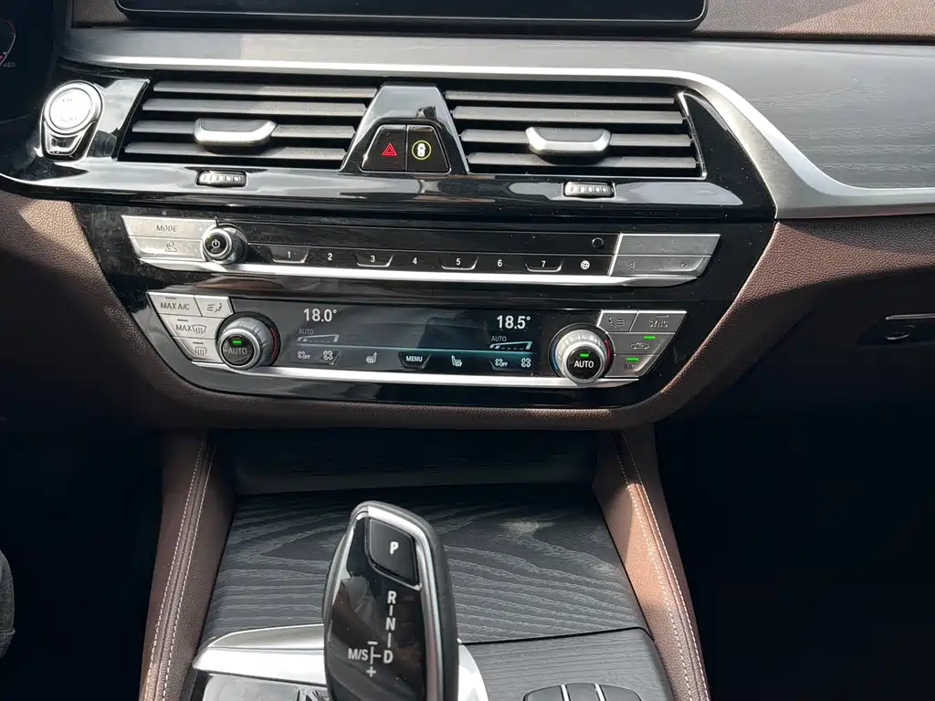 BMW 5 Series — миниатюра 9