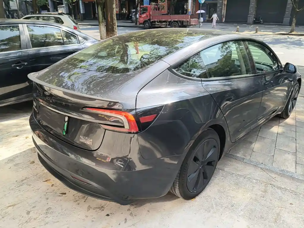 Tesla Model 3 — миниатюра 7