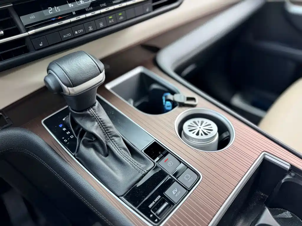 Toyota Granvia — миниатюра 18