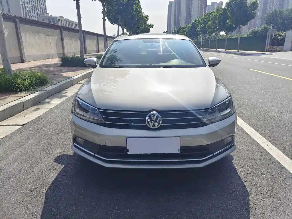 Volkswagen Sagitar 2015 1.6L AT Comfort