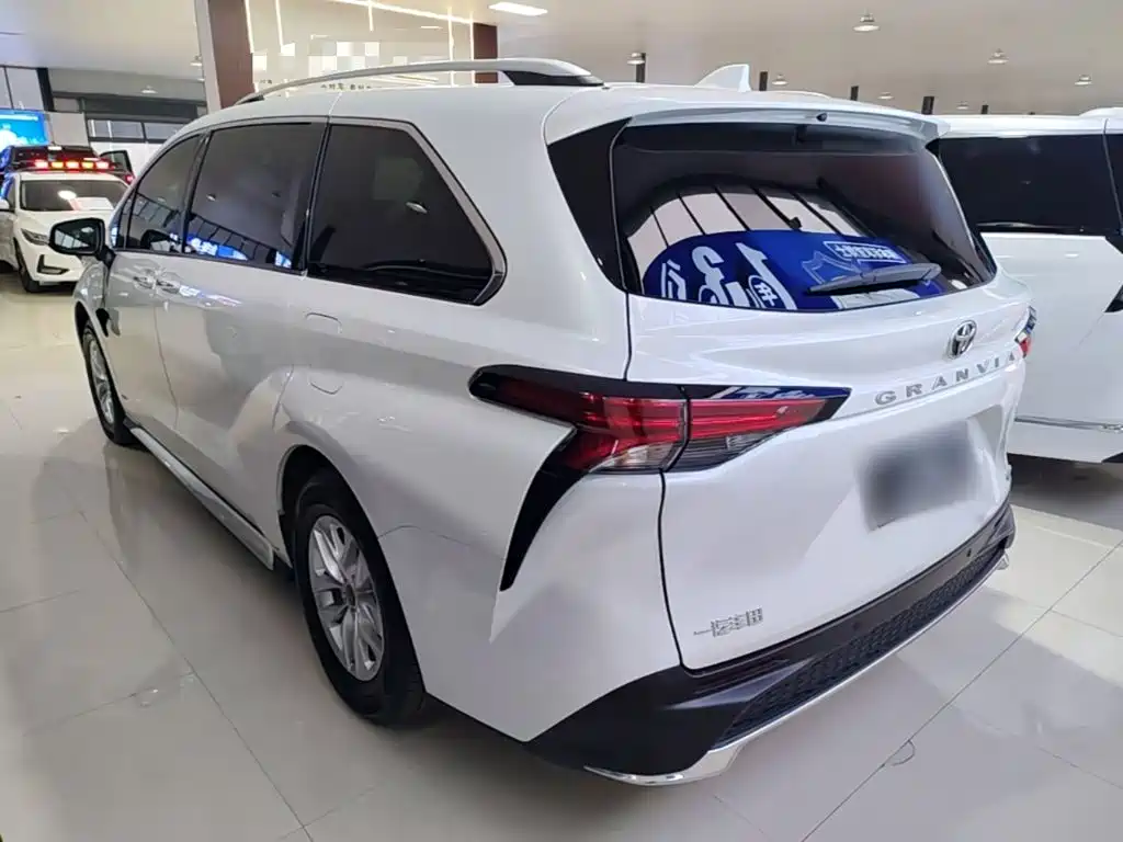 Toyota Granvia — миниатюра 5