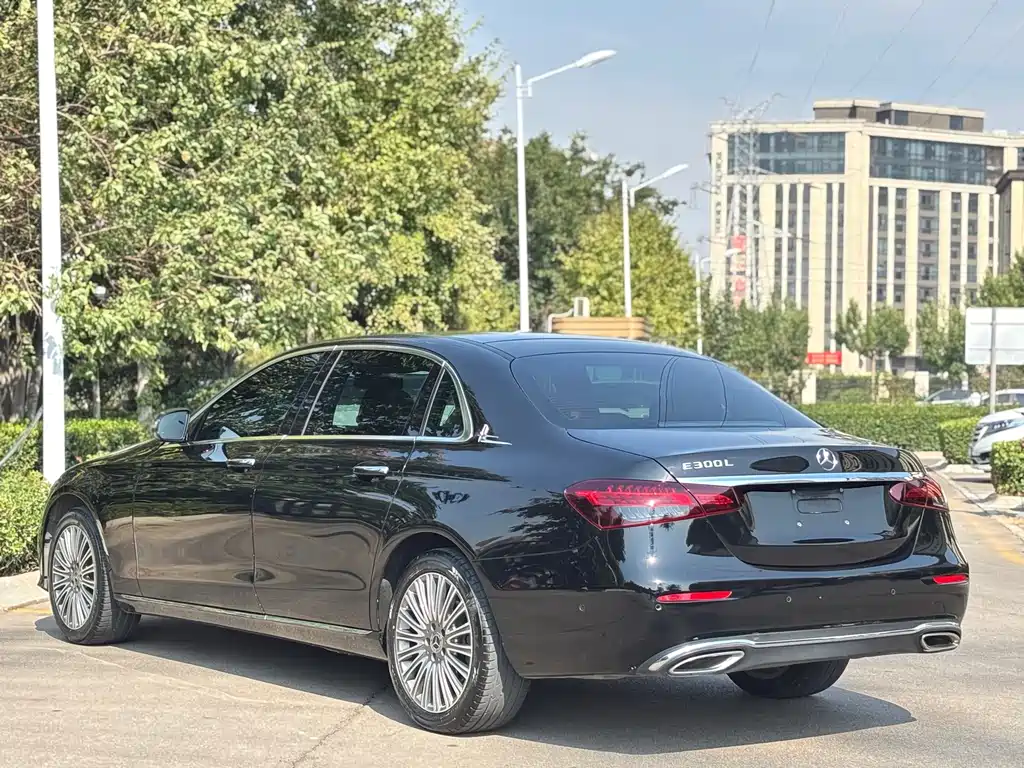 Mercedes-Benz E-Class — миниатюра 9