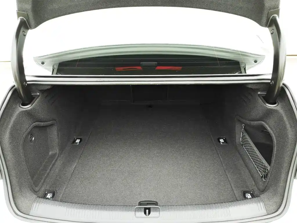 Audi A4L id 4622368 из Китая 13