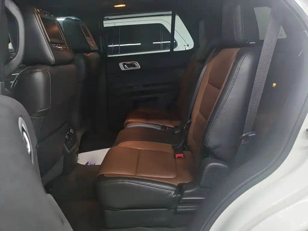 Ford Explorer (Import) — миниатюра 20