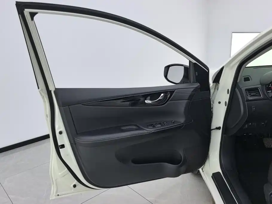 Nissan Tiida — миниатюра 7