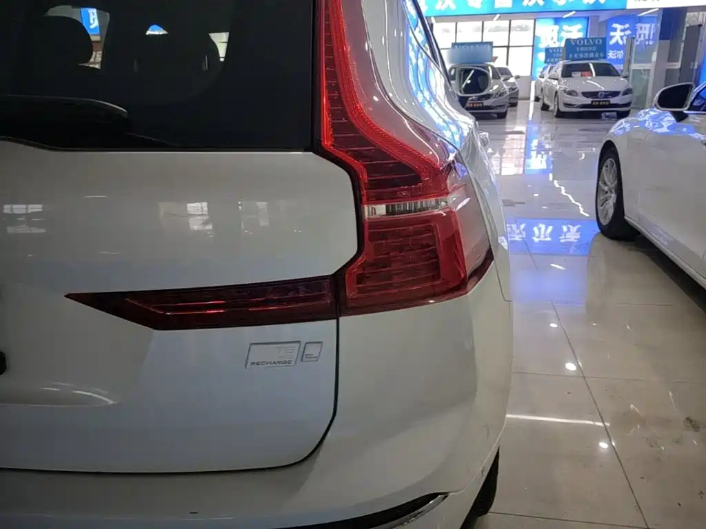 Volvo XC60 PHEV — миниатюра 8
