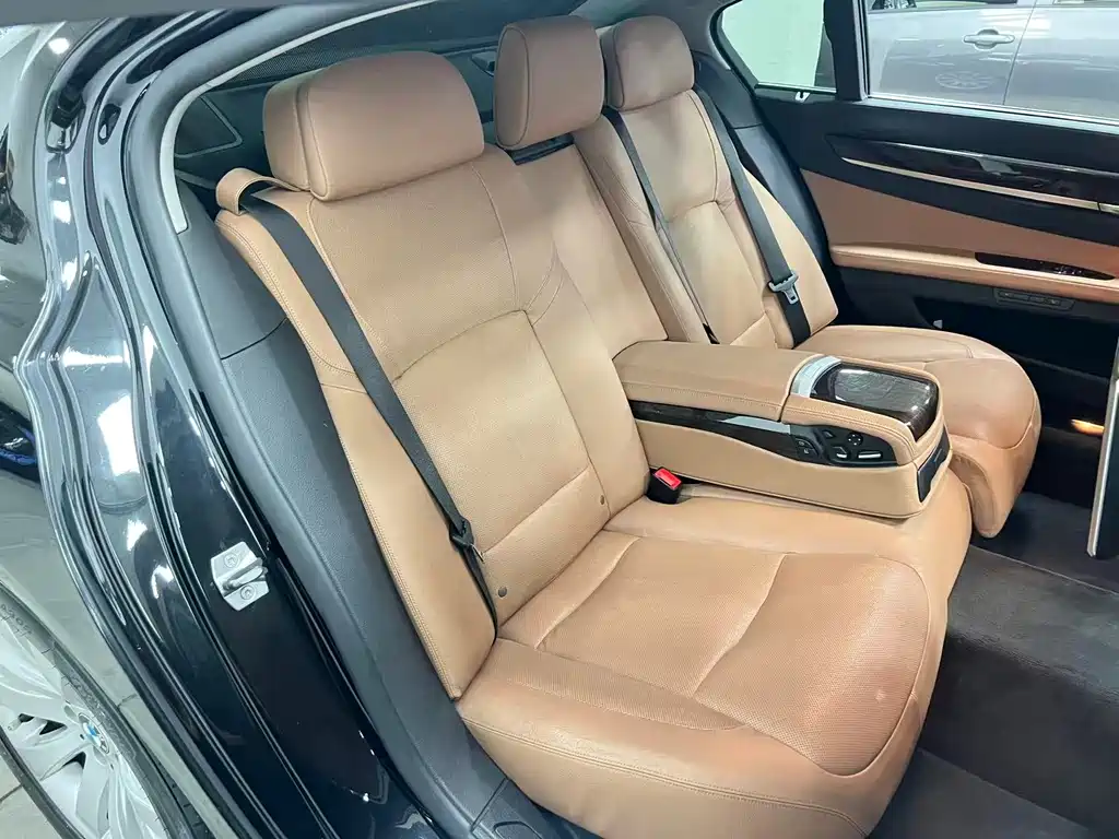 BMW 7 Series — миниатюра 12