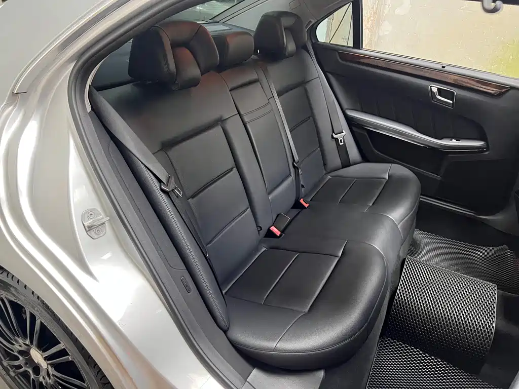 Mercedes-Benz E-Class — миниатюра 11