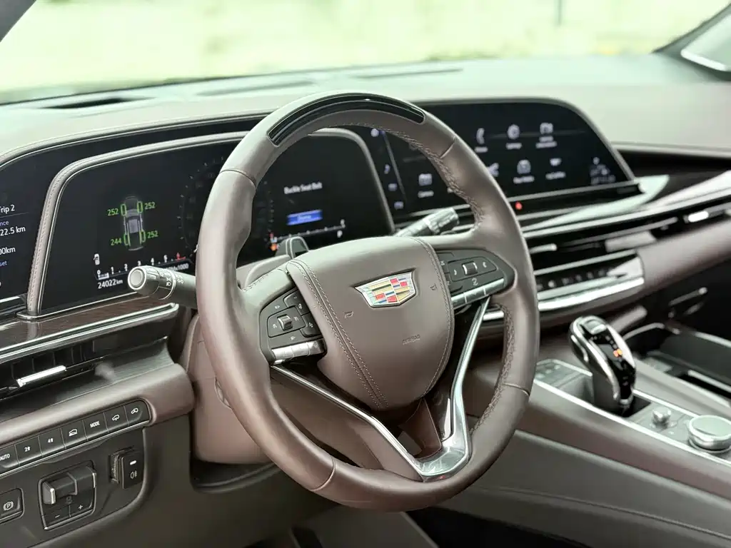 Cadillac Escalade — миниатюра 13