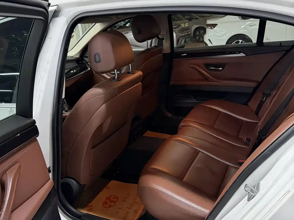 BMW 5 Series — миниатюра 6