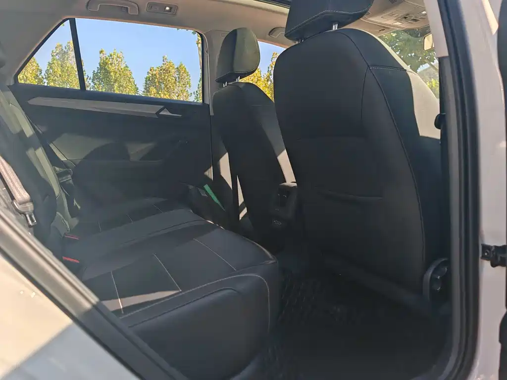 Volkswagen T-Roc — миниатюра 8