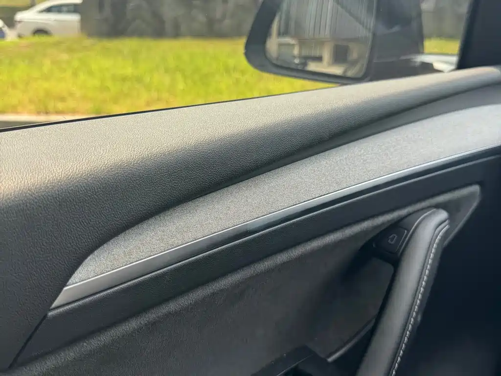 Tesla Model Y — миниатюра 16