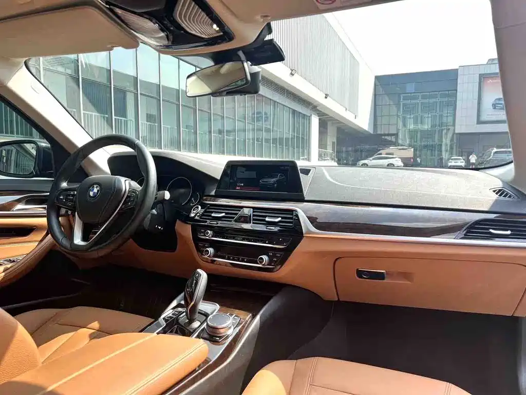 BMW 5 Series — миниатюра 11
