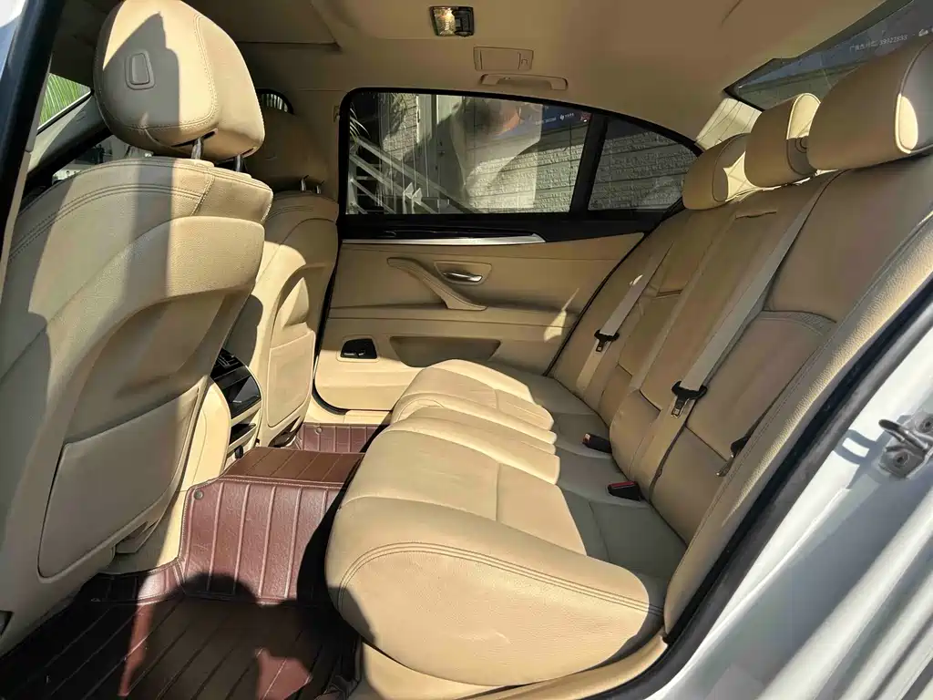 BMW 5 Series — миниатюра 7