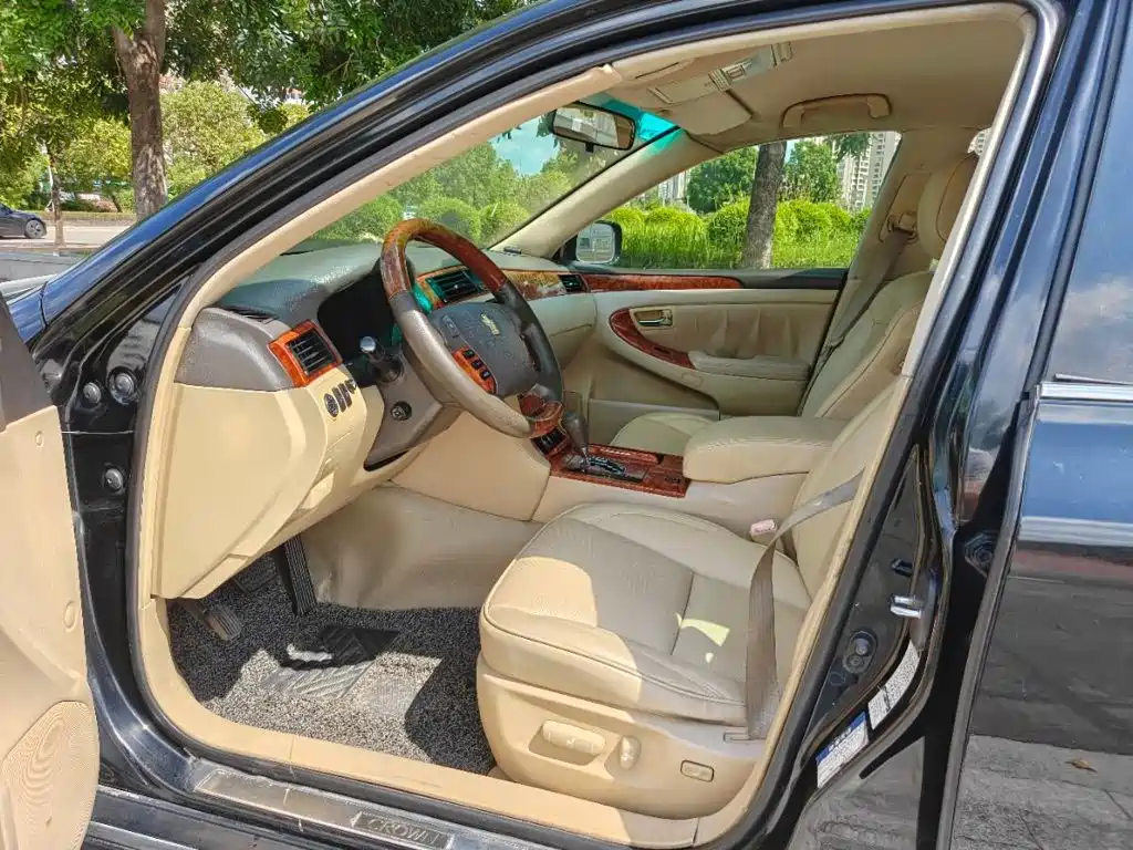Toyota Crown — миниатюра 4