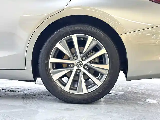 Lexus ES — миниатюра 10