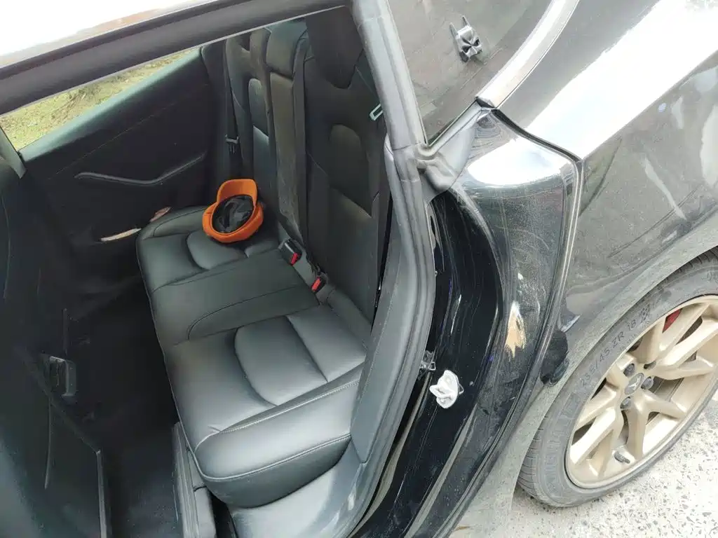 Tesla Model 3 — миниатюра 18