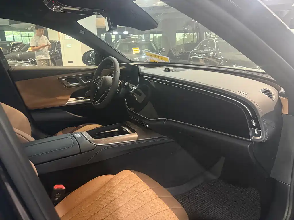Mercedes-Benz E-Class — миниатюра 4