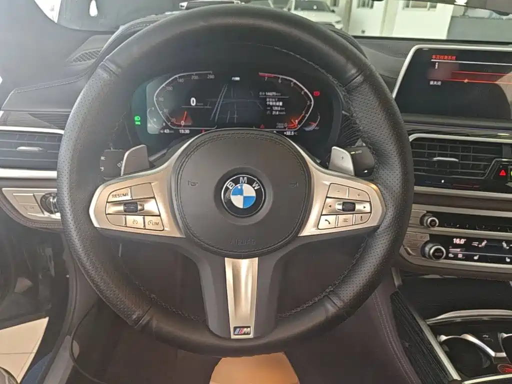 BMW 7 Series — миниатюра 11
