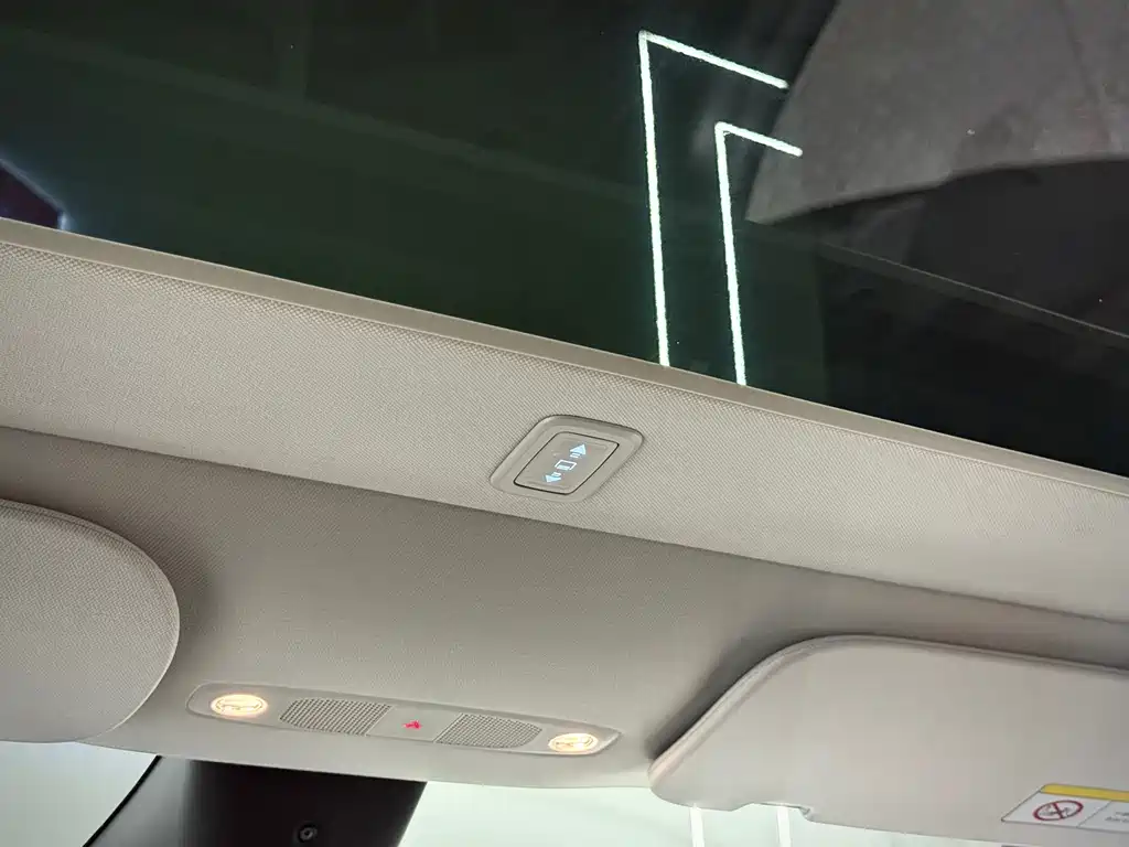 Tesla Model Y — миниатюра 17