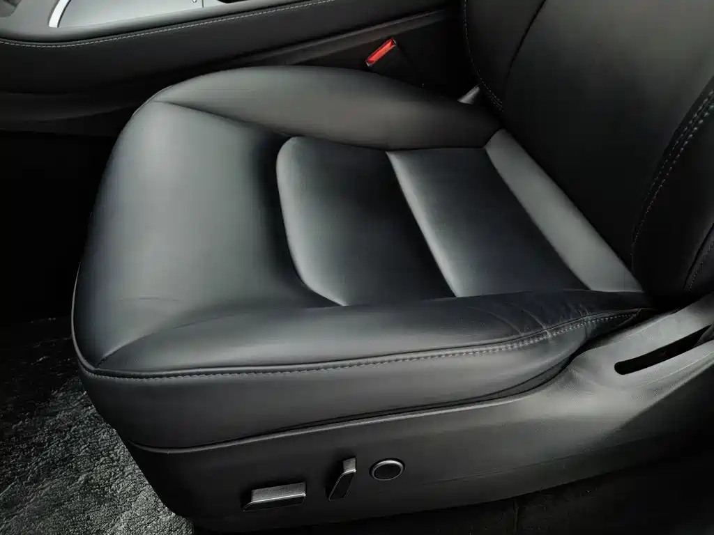 Tesla Model Y — миниатюра 20