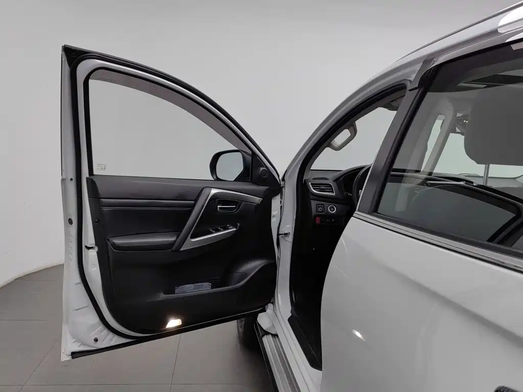Mitsubishi Pajero Sport (Import) — миниатюра 8
