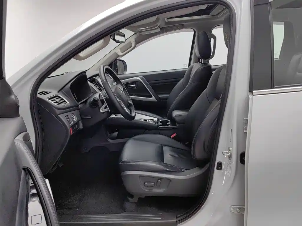 Mitsubishi Pajero Sport (Import) — миниатюра 10