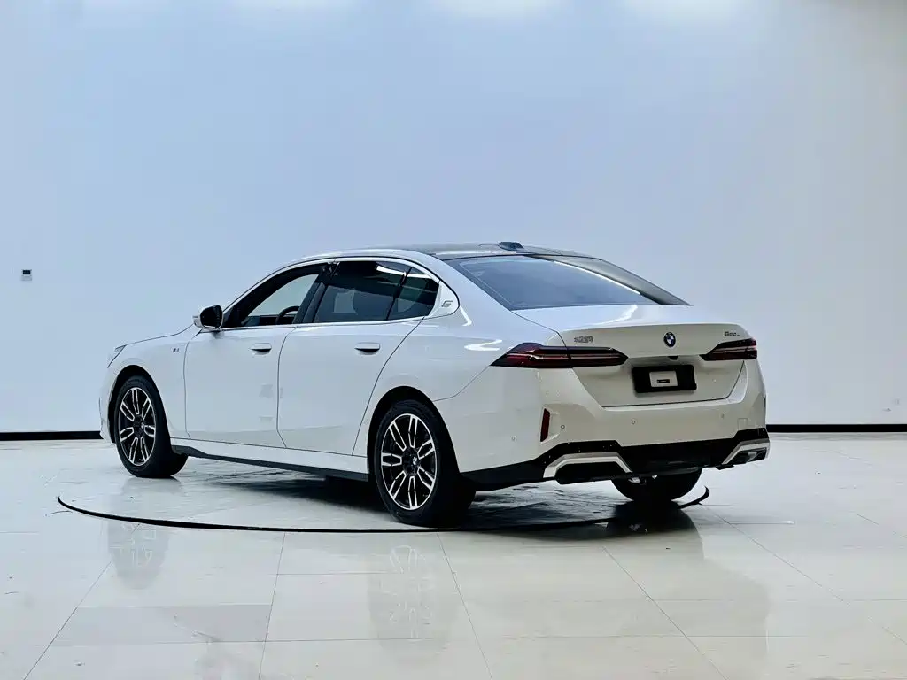 BMW 5 Series — миниатюра 12