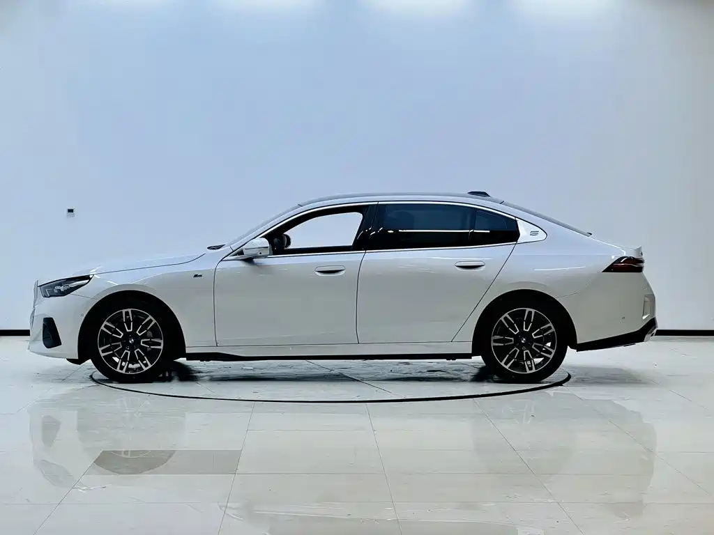 BMW 5 Series — миниатюра 11