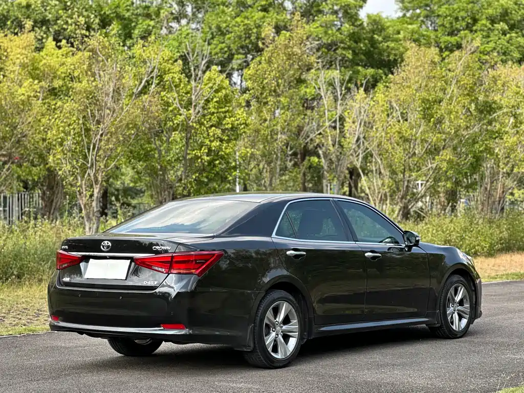 Toyota Crown — миниатюра 5