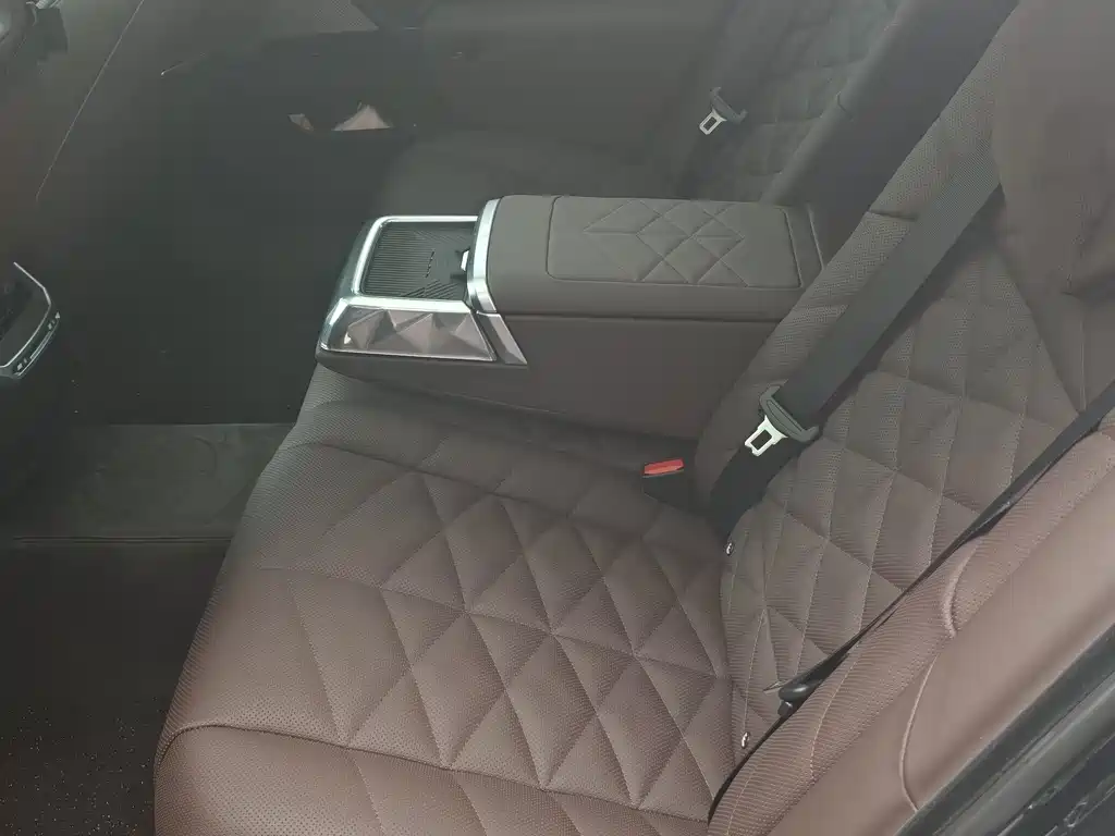 BMW 7 Series — миниатюра 6
