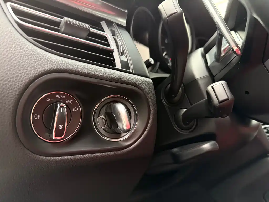 Porsche Macan — миниатюра 13